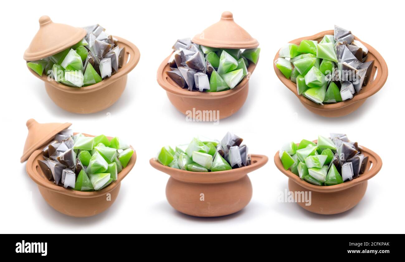 Multi angolo di gummy tailandese appiccicoso dessert dal cocco in confezione di plastica triangolare e la preparazione in forno cray alla tradizione tailandese. Mostra il prodotto su bianco Foto Stock