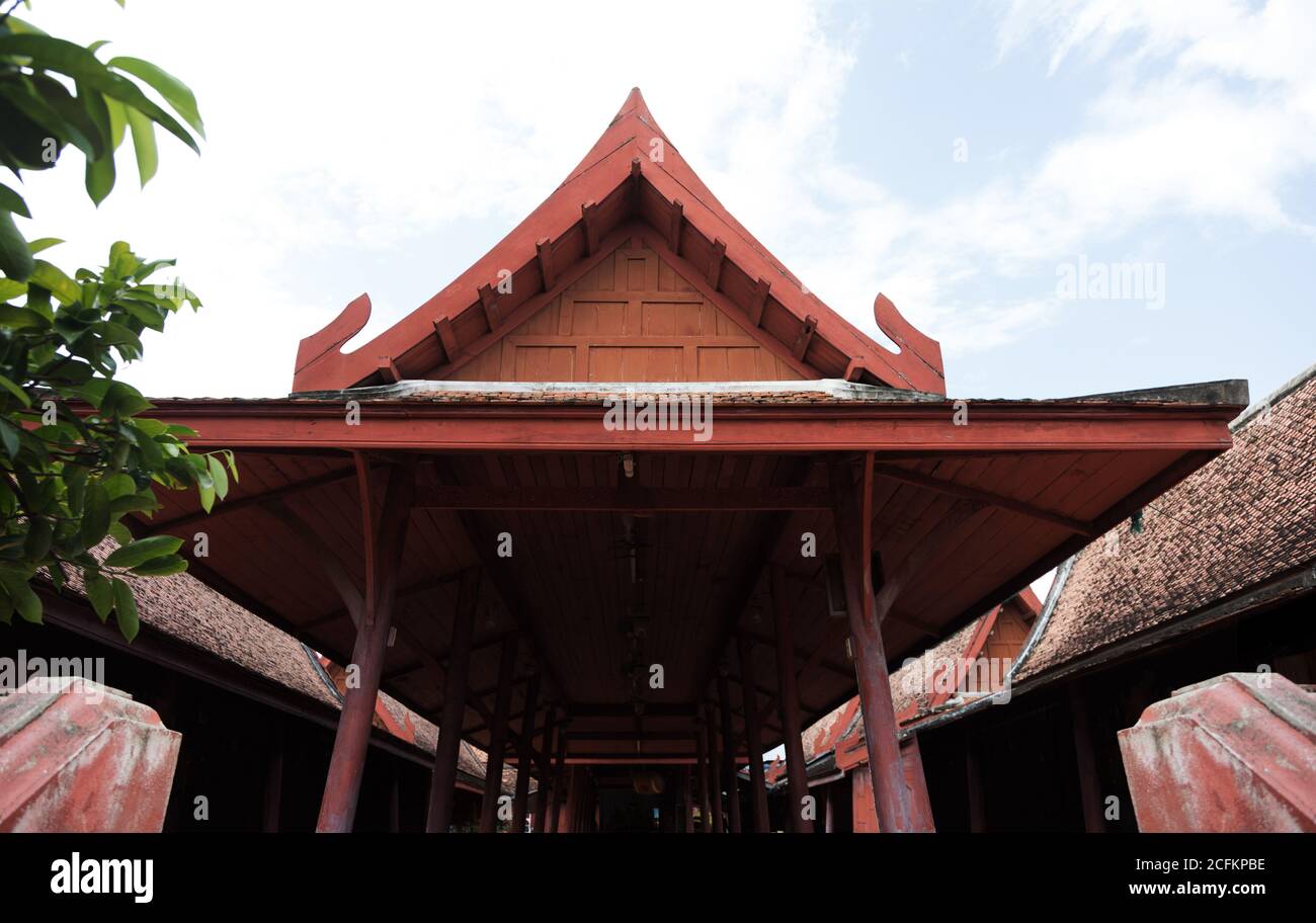 Casa in legno antico in stile tailandese tradizionale. Architettura unica nel paese asiatico Foto Stock