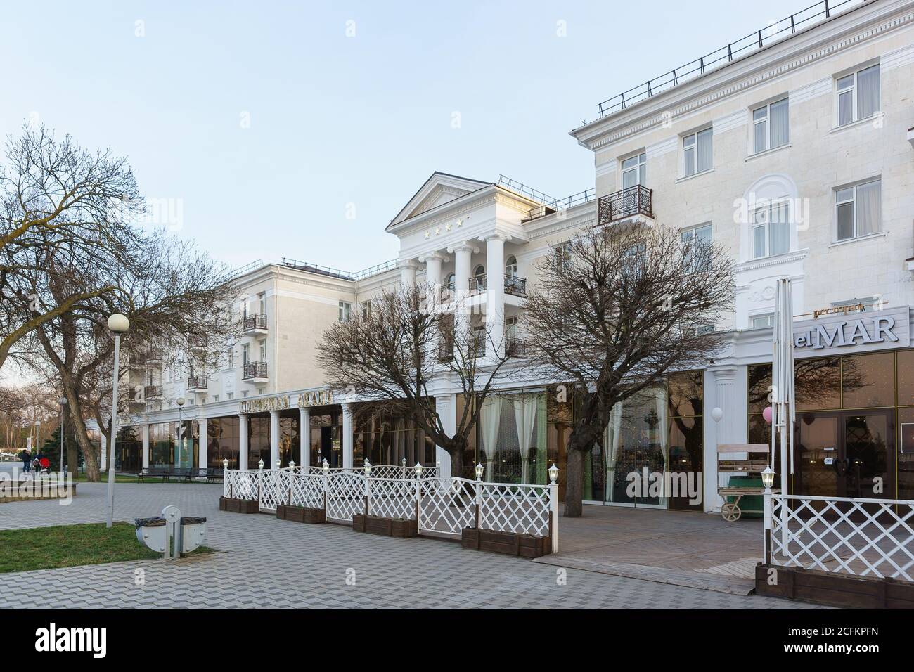 Anapa, regione di Krasnodar, Russia - Marzo 03.2017: Bella facciata del sanatorio 'Old Anapa' sul lungomare della città. Inizio primavera Foto Stock