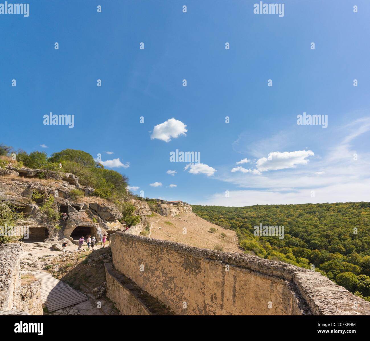 BAKHCHISARAY, REPUBBLICA DI CRIMEA, RUSSIA - SETTEMBRE 13.2016: I turisti stanno considerando le celle monastiche nella roccia. Sopra la porta meridionale del mezzo Foto Stock