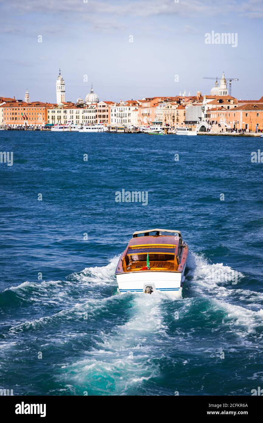Piccola barca nel mare a Venezia Foto Stock