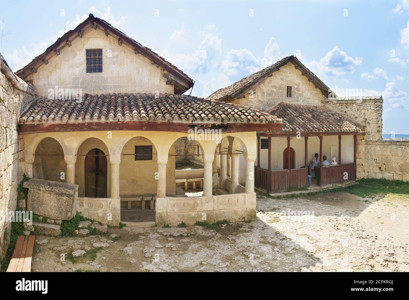 Russia, Crimea, Yalta - Settembre 07.2017: Turisti in visita Karaite kenesa XVI e XVIII secolo nella città medievale-fortezza Chufut-Kale, Crimea Re Foto Stock