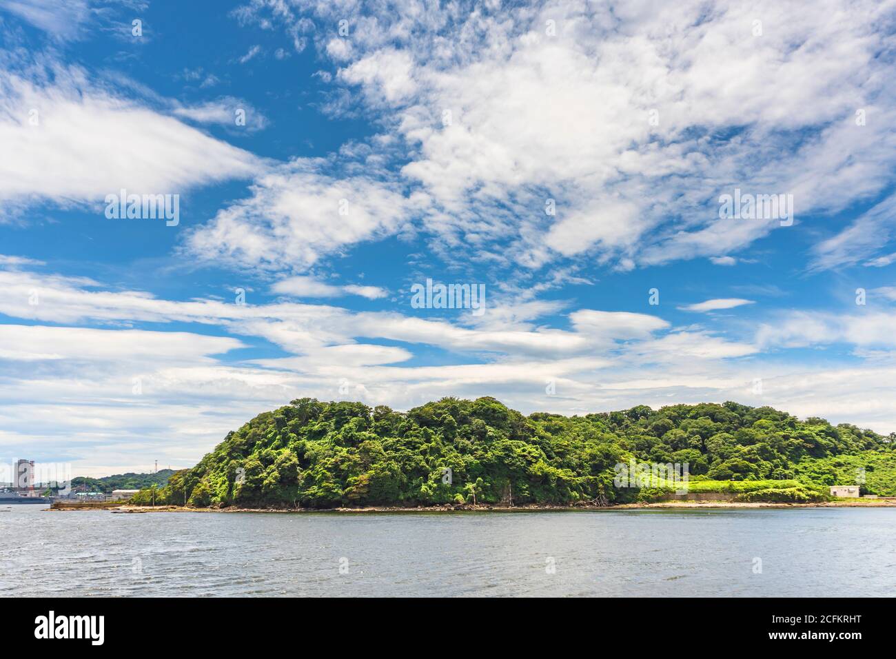 yokosuka, giappone - luglio 19 2020: Isola di Azuma nel porto navale di Yokosuka appartenente alla US Navy Azuma Storage Area e che separa il Giappone Self Denf Foto Stock