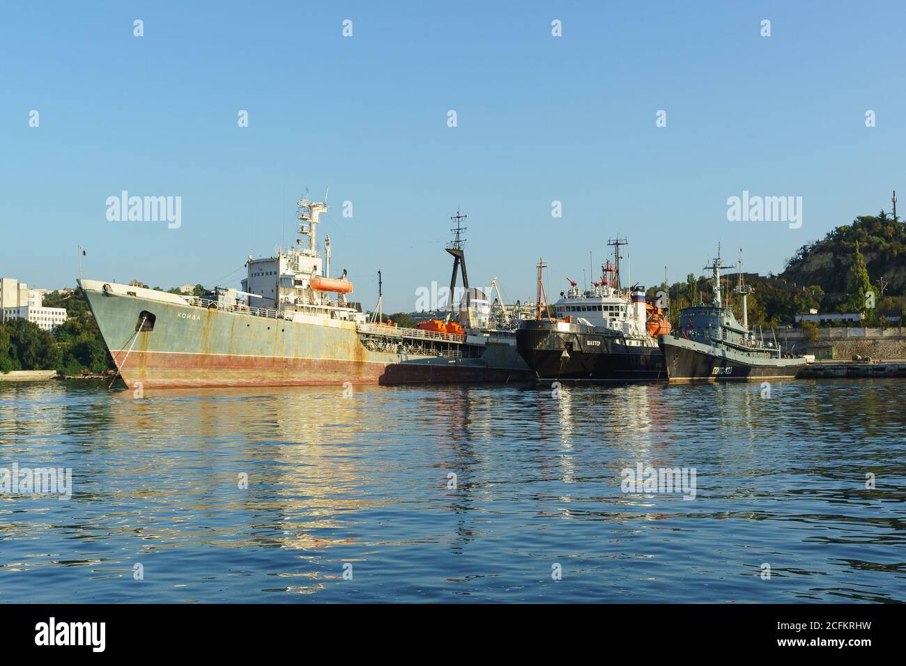 Russia, Crimea, Sevastopol - Settembre 03.2017: La nave cisterna media 'Koyda', tugboat di salvataggio Shakhter e fuoco la nave 'pzhs-123' nella quarantena Foto Stock