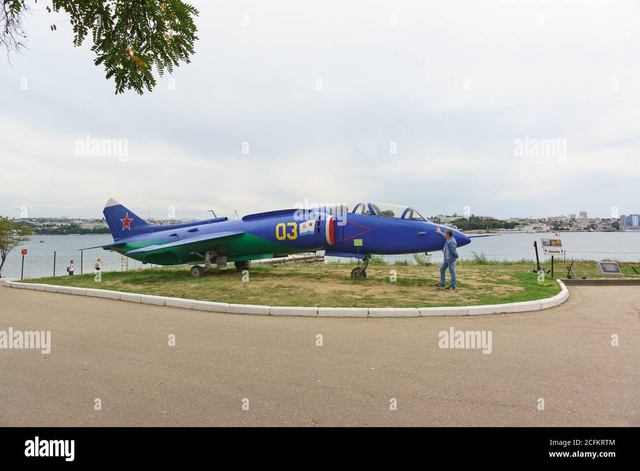 Russia, Sevastopol - Settembre 06.2017: Velivoli da attacco a base di vettore YAK-38, 1977 numero - il primo aereo di produzione decollo verticale e atterraggio Foto Stock