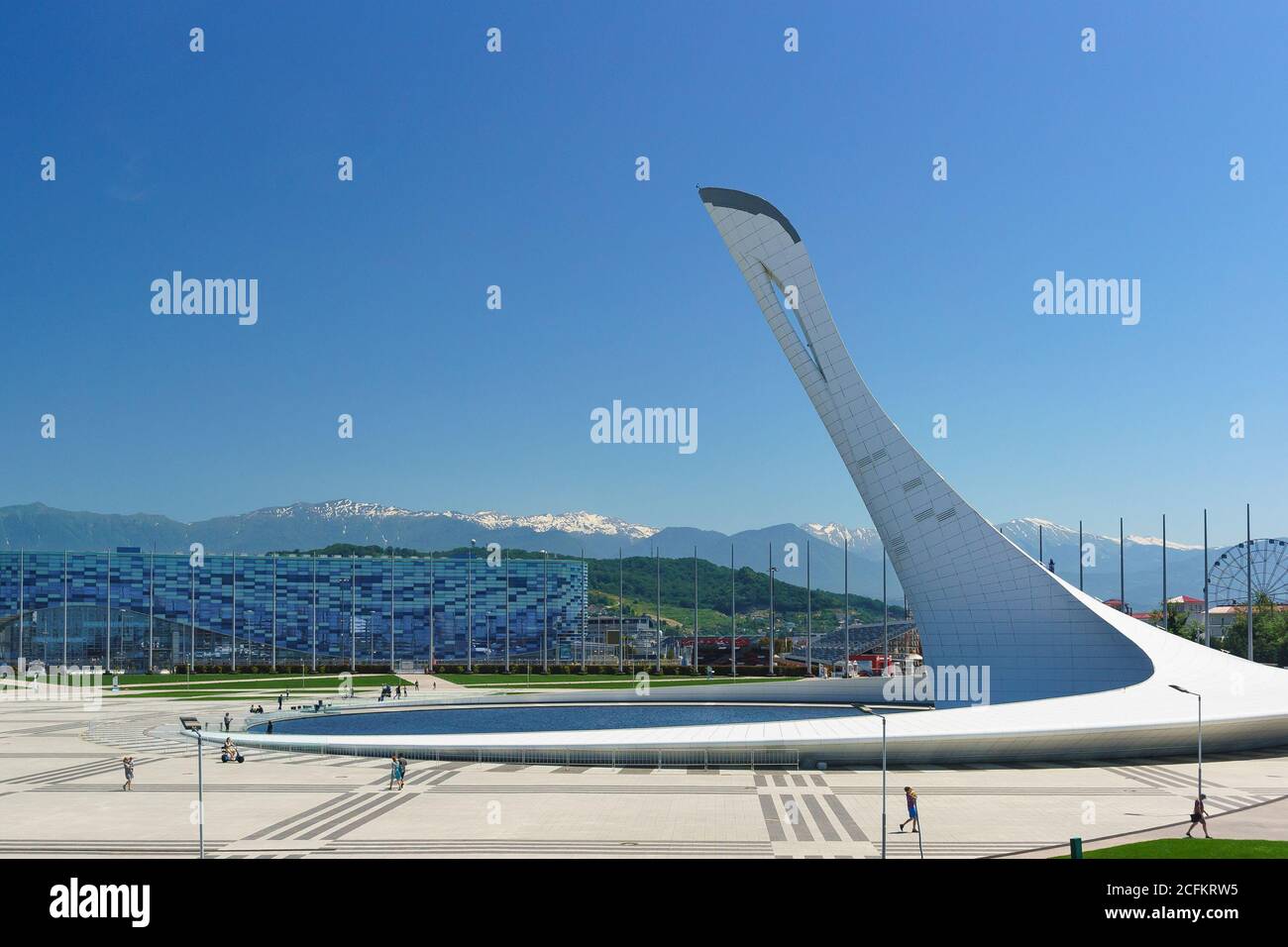 Russia, Sochi, regione di Krasnodar-Giugno 05.2017: Parco Olimpico in una calda giornata estiva tra vette innevate Foto Stock