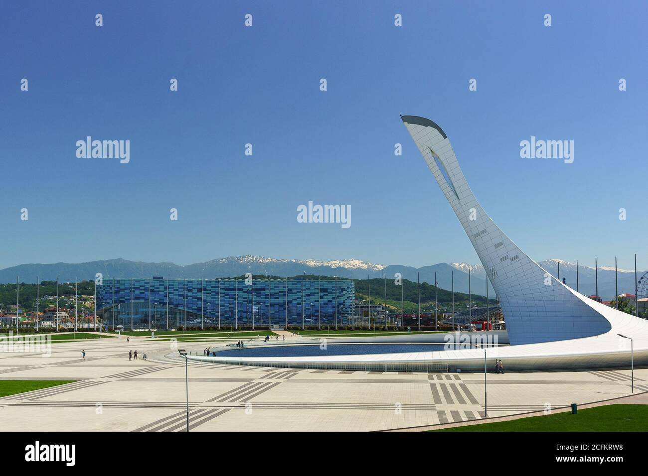 Russia, Sochi, regione di Krasnodar-Giugno 05.2017: Vista panoramica della piazza del Parco Olimpico in una calda giornata estiva Foto Stock