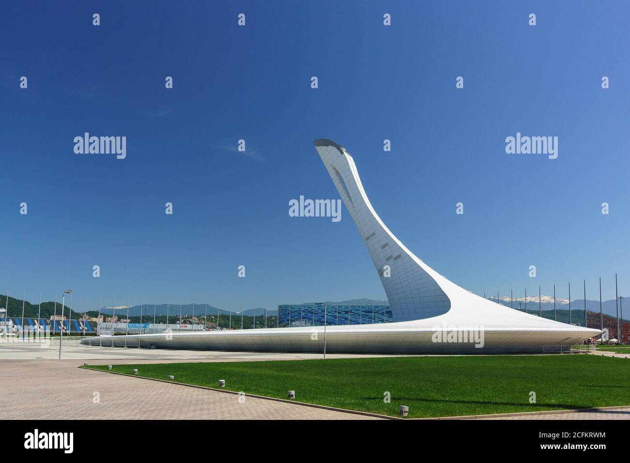 Russia, Sochi, Krasnodar regione-Giugno 05.2017: Scultura 'Bowl of Olympic Flame' nel Parco Olimpico in una giornata estiva soleggiato Foto Stock
