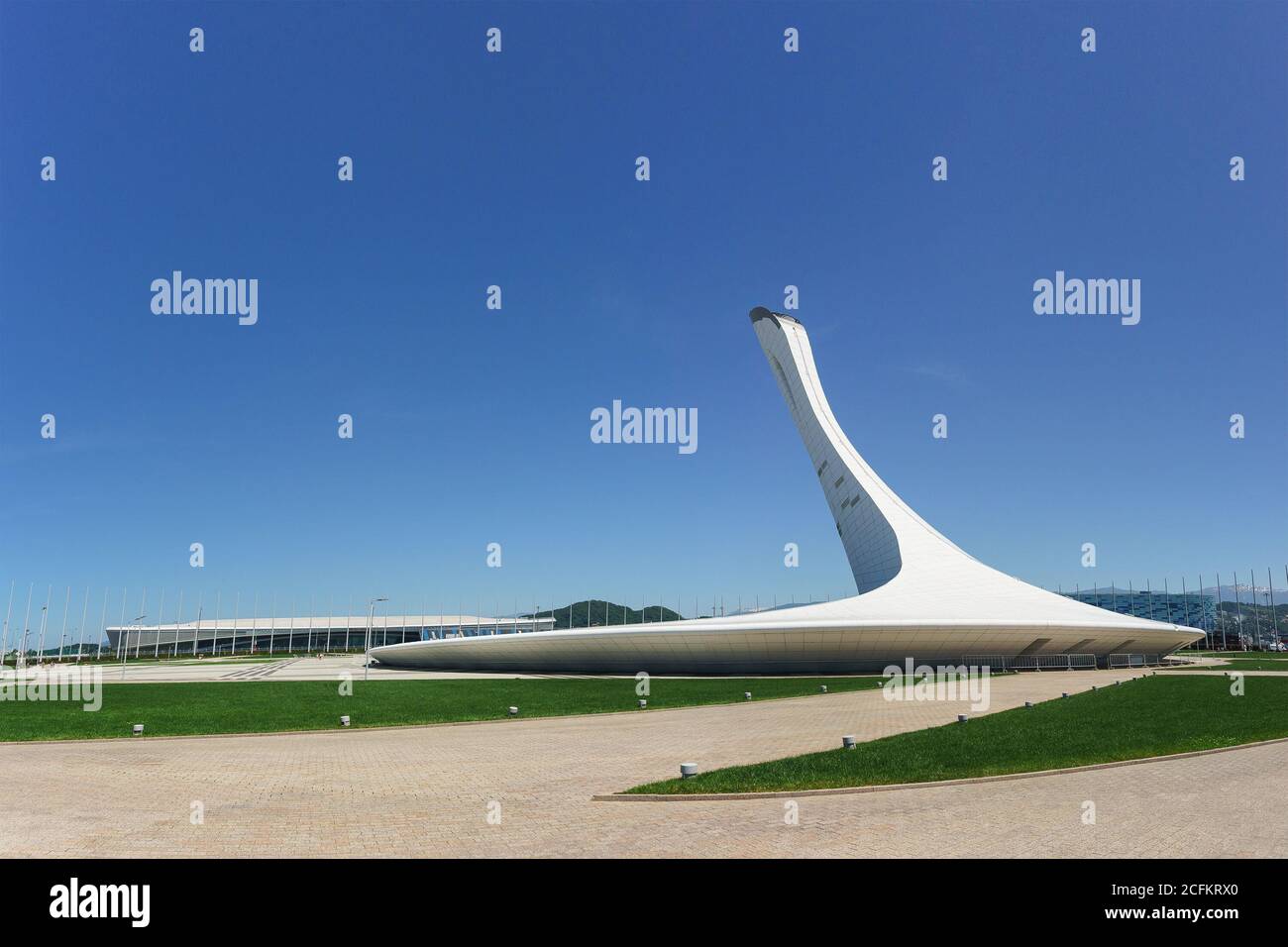 Russia, Sochi, regione di Krasnodar-Giugno 05.2017: Scultura rivolta verso l'alto della Coppa Olimpica di fiamma nel Parco Olimpico in una giornata estiva soleggiato Foto Stock