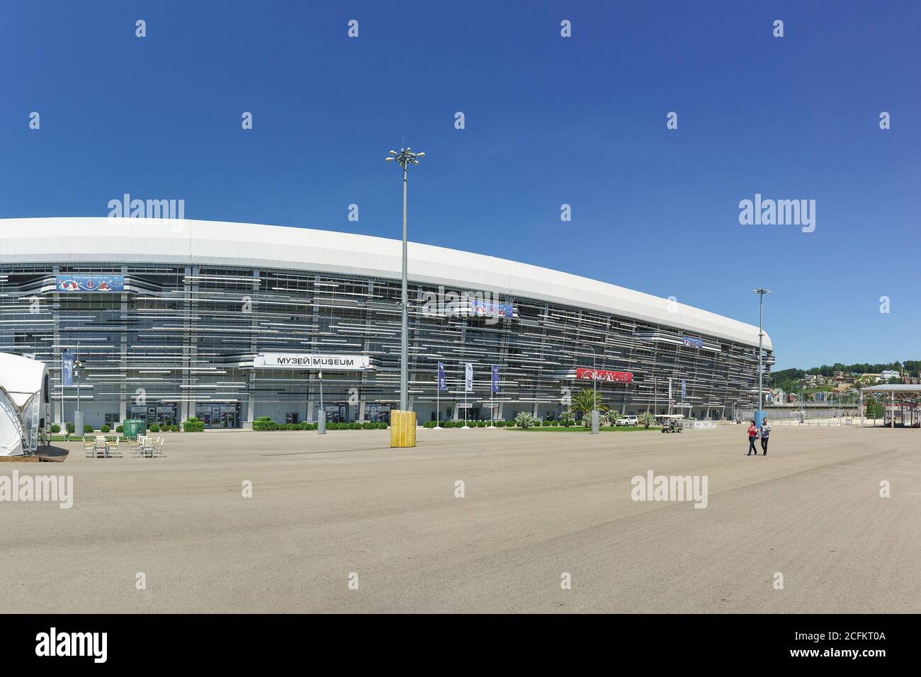 Russia, Sochi, regione di Krasnodar-Giugno 05.2017: La tribuna principale dell'autodromo di Sochi e il Museo delle auto da corsa e sportive nel Parco Olimpico o Foto Stock