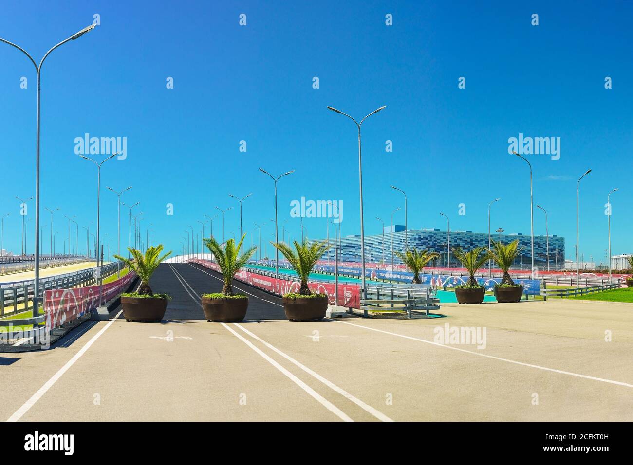 Russia, Sochi, regione di Krasnodar - Giugno 05.2017: Luminosi ponti pedonali nel Parco Olimpico Sochi Foto Stock