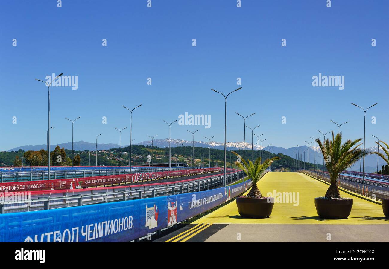 Russia, Sochi, regione di Krasnodar - Giugno 05.2017: Luminosi ponti pedonali nel Parco Olimpico in una giornata di sole Foto Stock