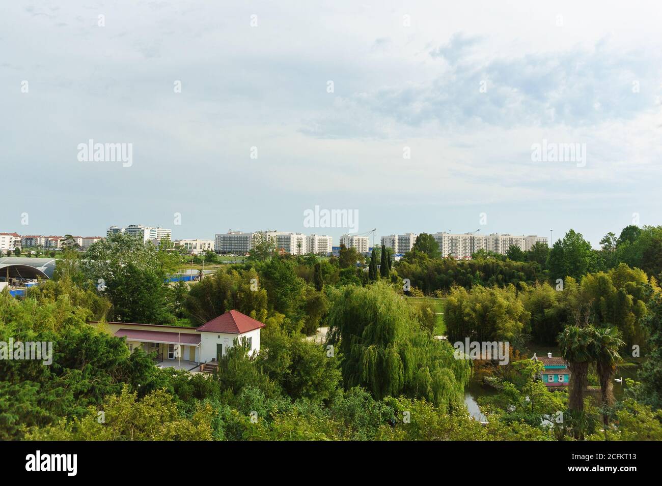Russia, Sochi, regione di Krasnodar - Giugno 06.2017: Edifici paesaggistici Apart hotel Imeretinsky Hill arboretum Park Cultura meridionale Foto Stock