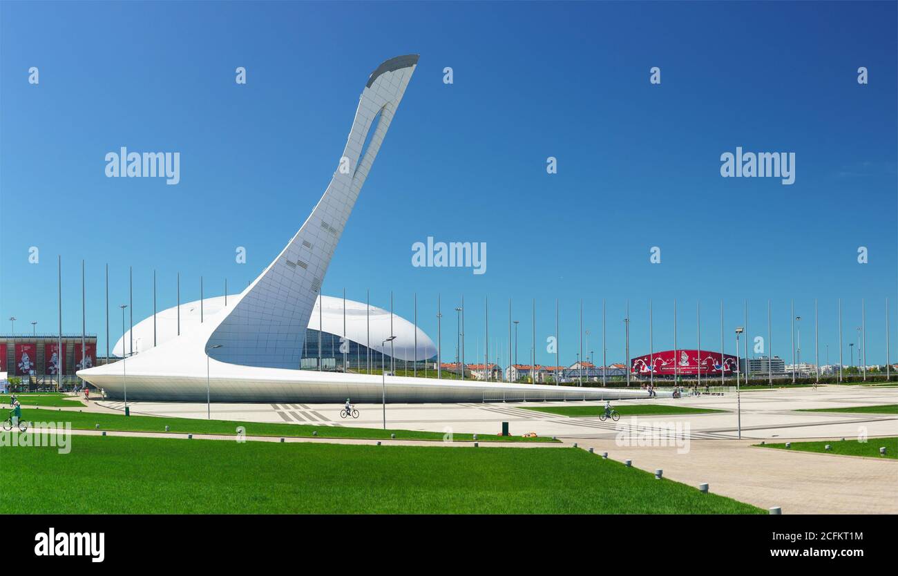 Russia, Sochi, regione di Krasnodar-Giugno 05.2017: Una grande area vicino all'Olympic Flame Bowl nel Parco Olimpico in una giornata estiva soleggiata Foto Stock