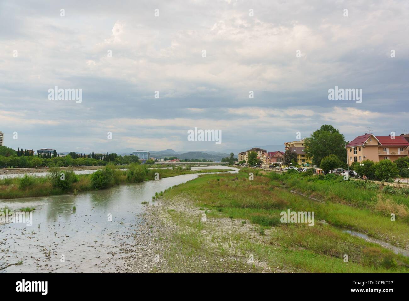 Russia, Sochi, regione di Krasnodar - Giugno 06.2017: Il letto del fiume Mzymta e la località turistica di Adler sulla riva Foto Stock