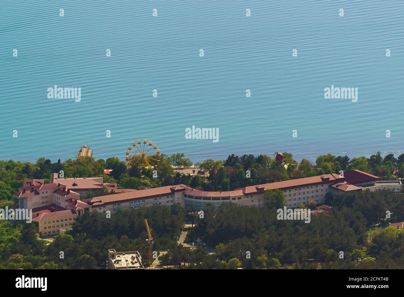 Russia, Gelendzhik, regione di Krasnodar - Aprile 30.2017: Vista dall'alto del moderno sanatorio e complesso benessere 'Sunny Beach', situato nella pittoresca a Foto Stock