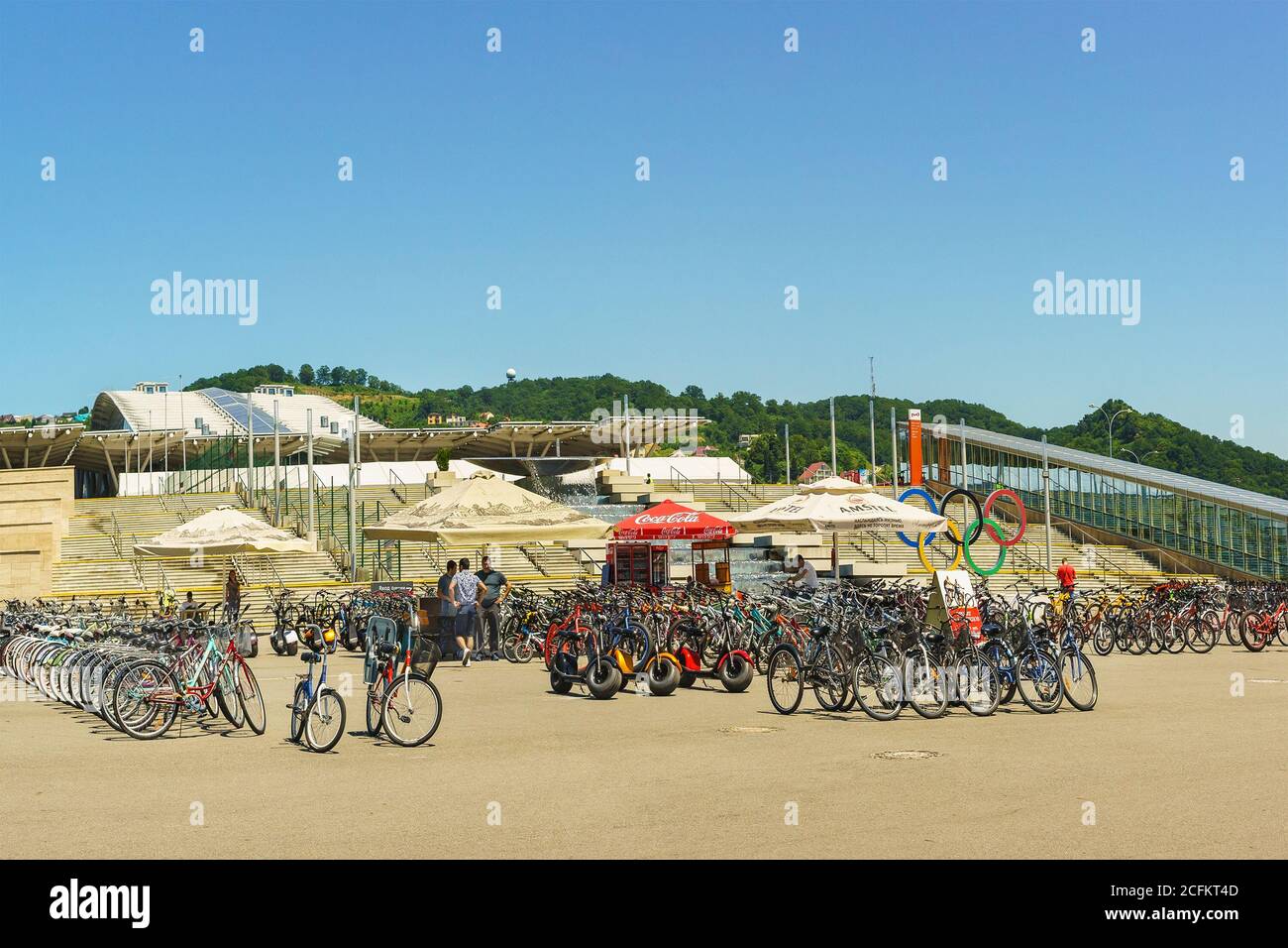 Russia, Sochi, regione di Krasnodar - Giugno 05.2017: Noleggio biciclette all'ingresso del Parco Olimpico dalla stazione ferroviaria Foto Stock