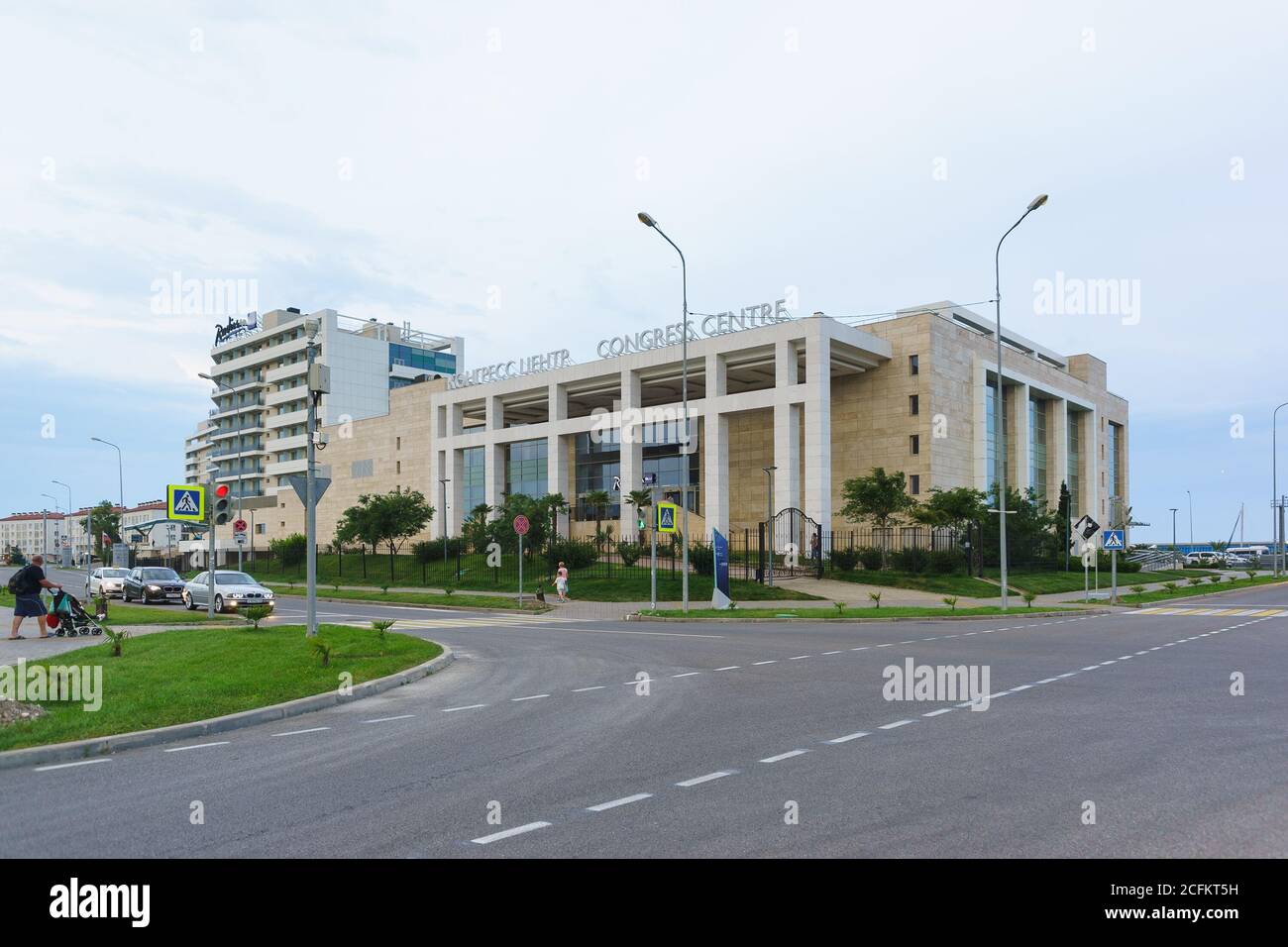Russia, Sochi, Krasnodar regione - Giugno 06.2017: La costruzione del centro congressi del Radisson Blu resort sulla strada Blue Imeretinskaya lowlan Foto Stock