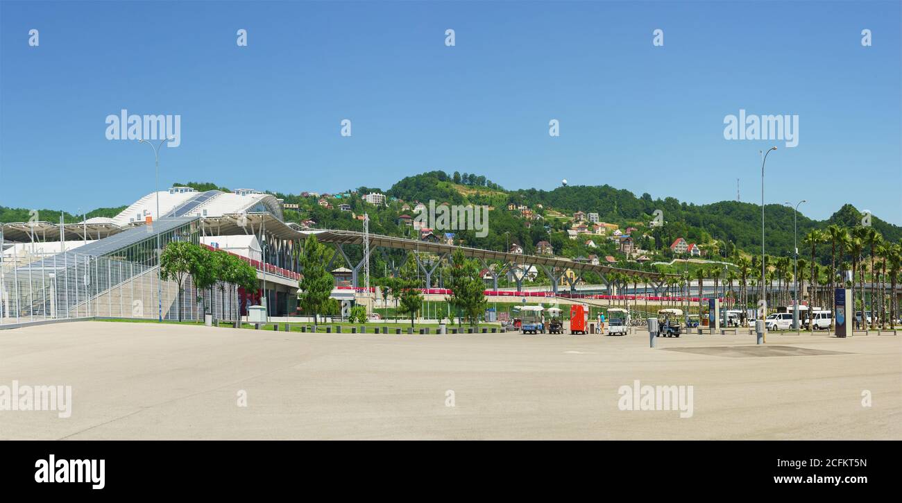 Russia, Sochi, regione di Krasnodar - Giugno 05.2017: La stazione ferroviaria di Imereti e fermata dell'autobus vicino al Parco Olimpico Foto Stock