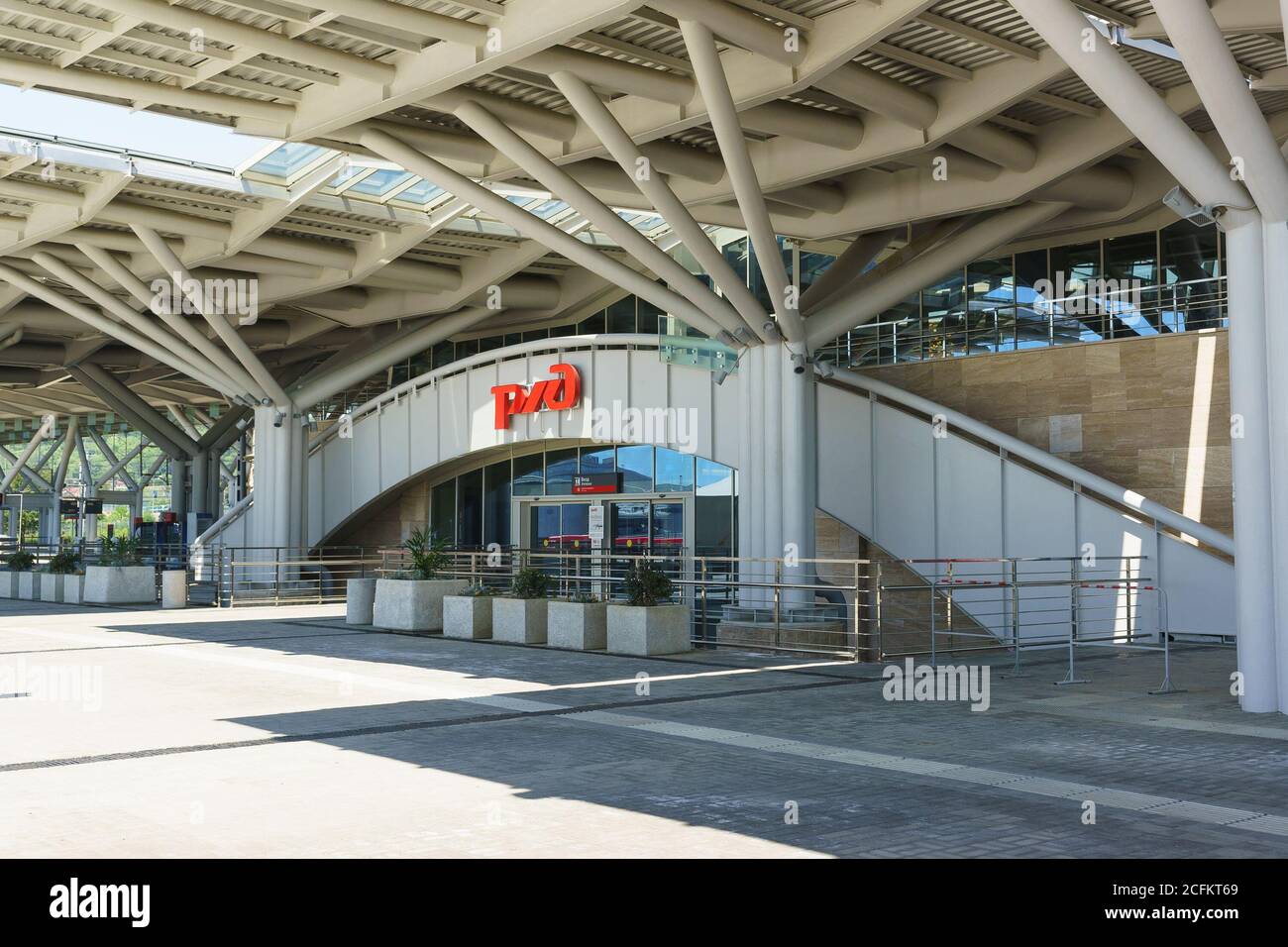 Russia, Sochi, regione di Krasnodar-Giugno 05.2017: Ingresso alla stazione ferroviaria Imereti dal Parco Olimpico Foto Stock