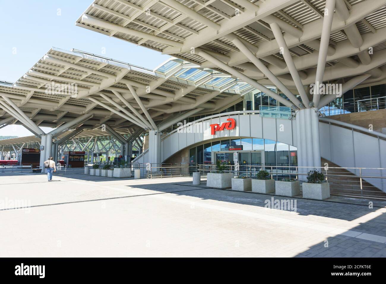 Russia, Sochi, regione di Krasnodar-Giugno 05.2017: Piazza all'ingresso della stazione ferroviaria Imereti resort dal Parco Olimpico Foto Stock