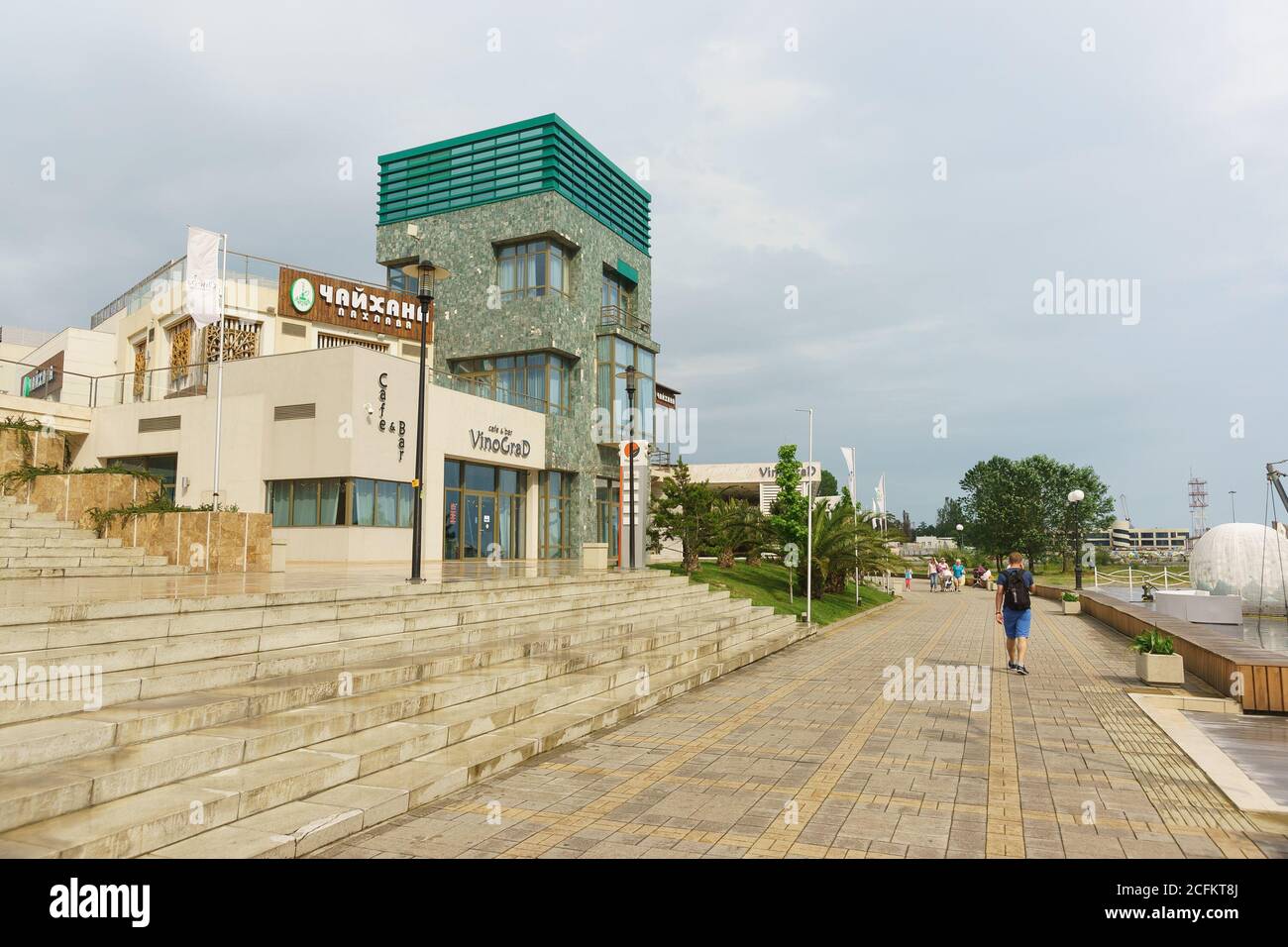 Russia, Sochi, regione di Krasnodar-Giugno 07.2017: L'architettura originale degli edifici del centro commerciale e di intrattenimento Mandarin. Bar-caffetteria V Foto Stock