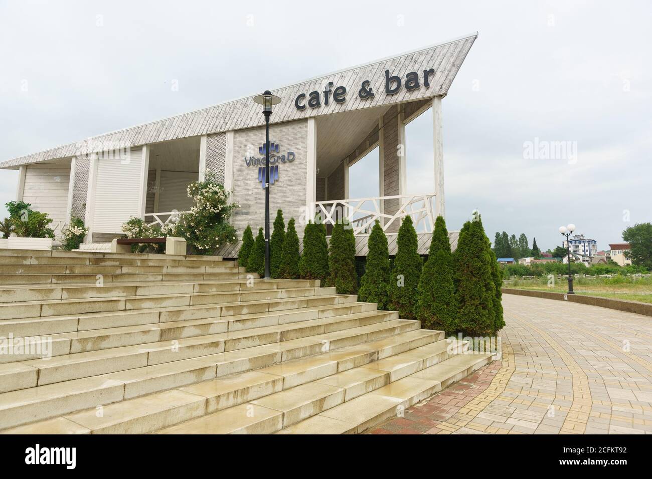 Russia, Sochi, regione di Krasnodar - Giugno 07.2017: Open portch café bar vinograd sul posto centro commerciale e di intrattenimento Mandarin Foto Stock