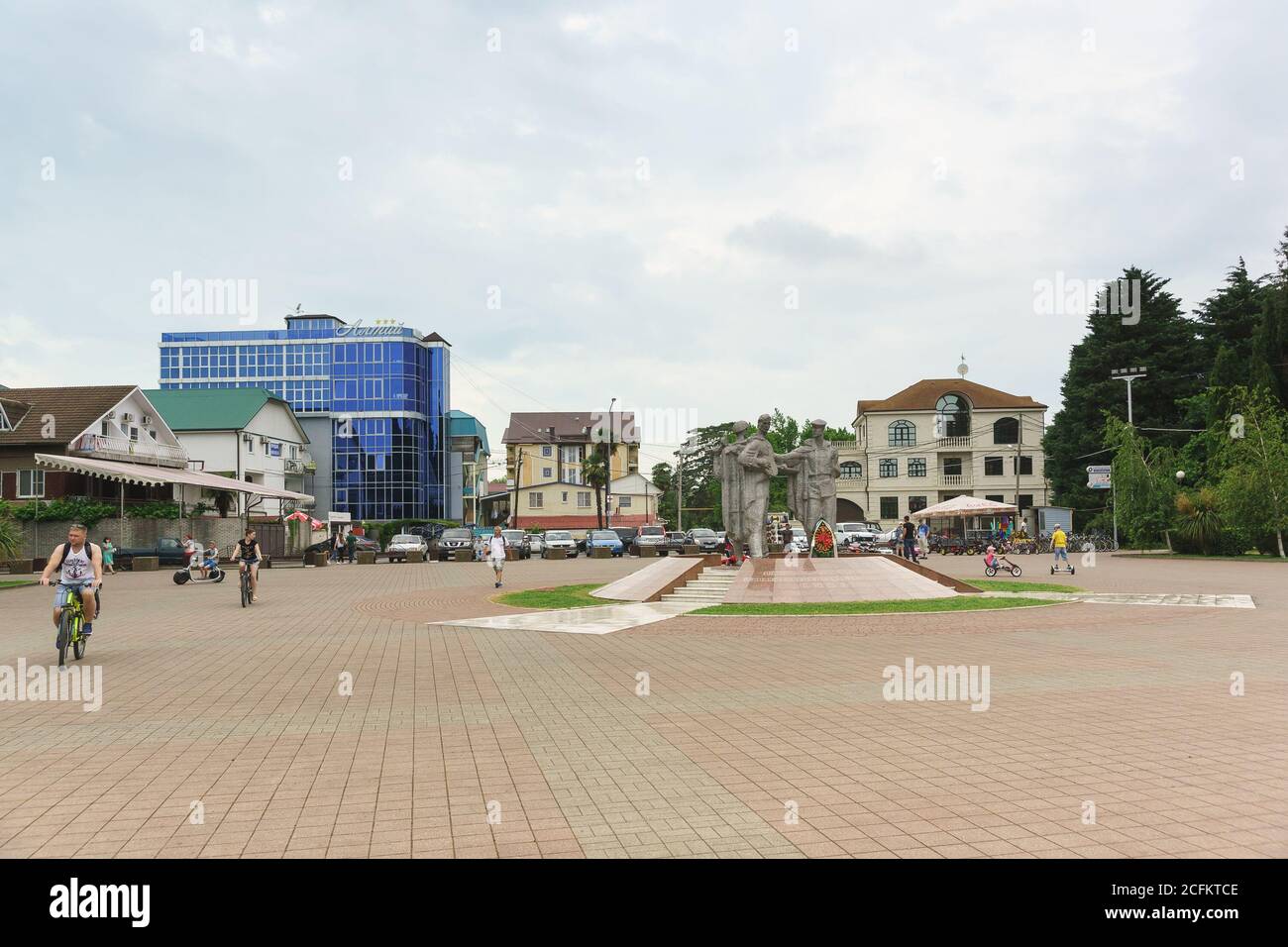 Russia, Sochi, regione di Krasnodar - 07.2017 giugno: La Piazza sull'argine dell'Adler e la scultura di tre soldati in memoria di quel chille Foto Stock