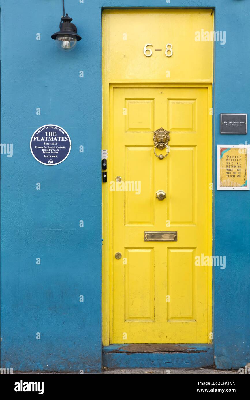 La piccola porta gialla, i flatmates, cibo e cocktail, basta bussare. Foto Stock