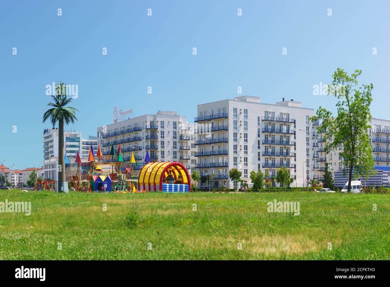 Russia, Sochi, Krasnodar regione-Giugno 07.2017: Parco giochi per bambini vicino imeretinskiy hotel. L'antenna della comunicazione cellulare è decorata sotto Foto Stock