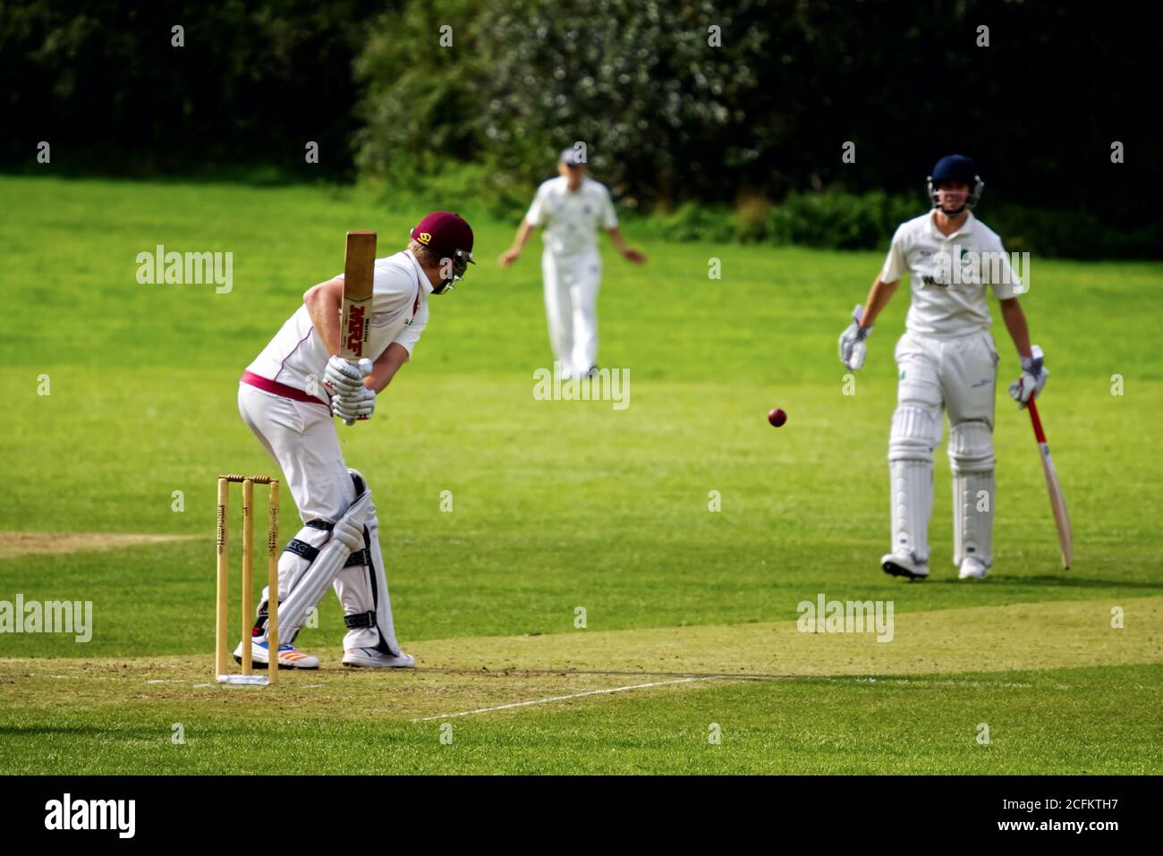 Bowling a un battitore in una partita di cricket del villaggio Foto Stock