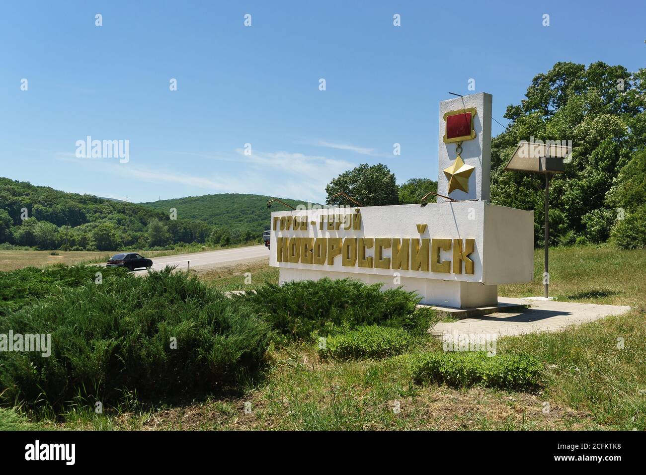 Russia, regione di Krasnodar, autostrada federale A146 'Krasnodar - Verkhnebakansky' - 12 giugno 2018: Stele sul lato della strada con l'iscrizione a Ru Foto Stock
