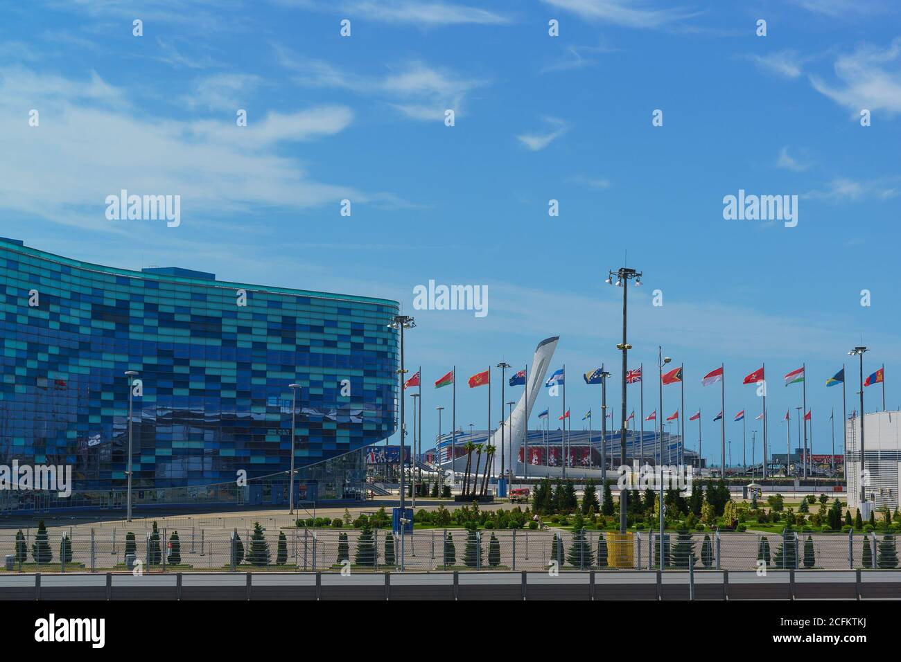 Russia, Sochi, regione di Krasnodar-Giugno 12.2017: Piazza nel Parco Olimpico con bandiere festive di diversi paesi. Adler, estate Foto Stock