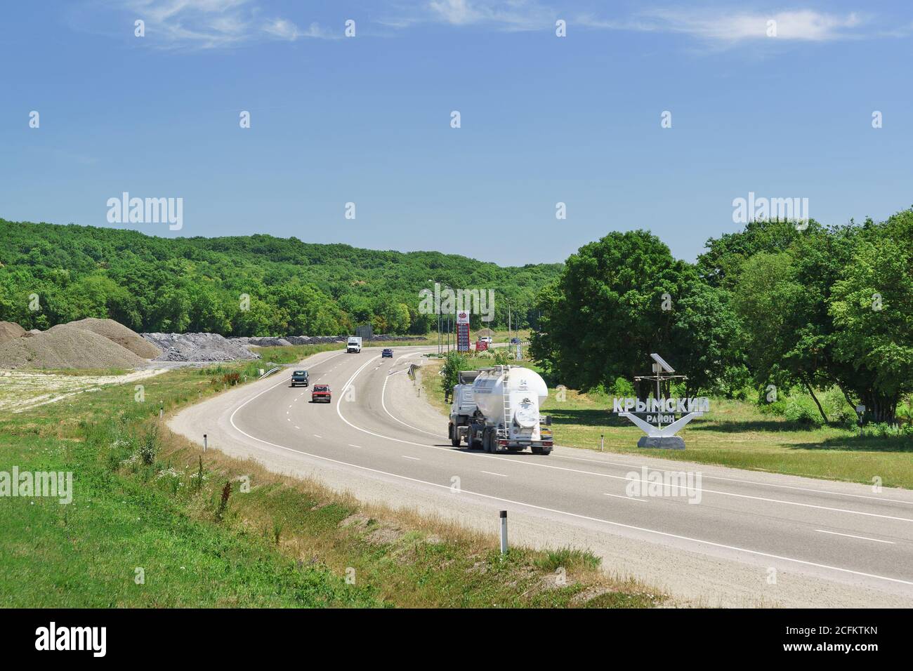 Russia, regione di Krasnodar, autostrada federale A146 'Krasnodar-Verkhnebakansky' - 12 giugno 2018: Stele sul lato della strada con l'iscrizione in Russ Foto Stock