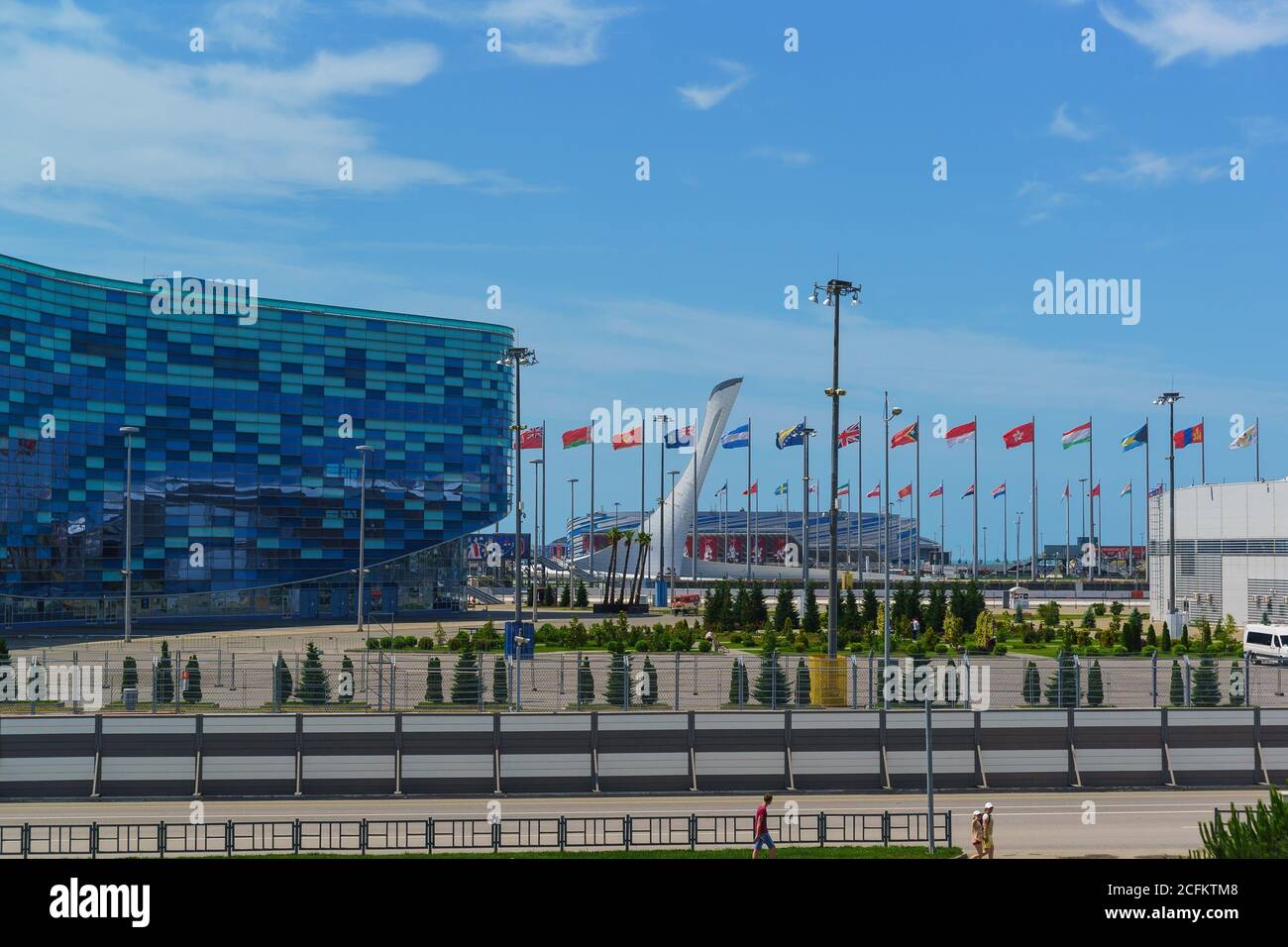 Russia, Sochi, regione di Krasnodar-Giugno 12.2017: Piazza nel Parco Olimpico con bandiere festive di diversi paesi. Adler, estate Sunny Day Foto Stock