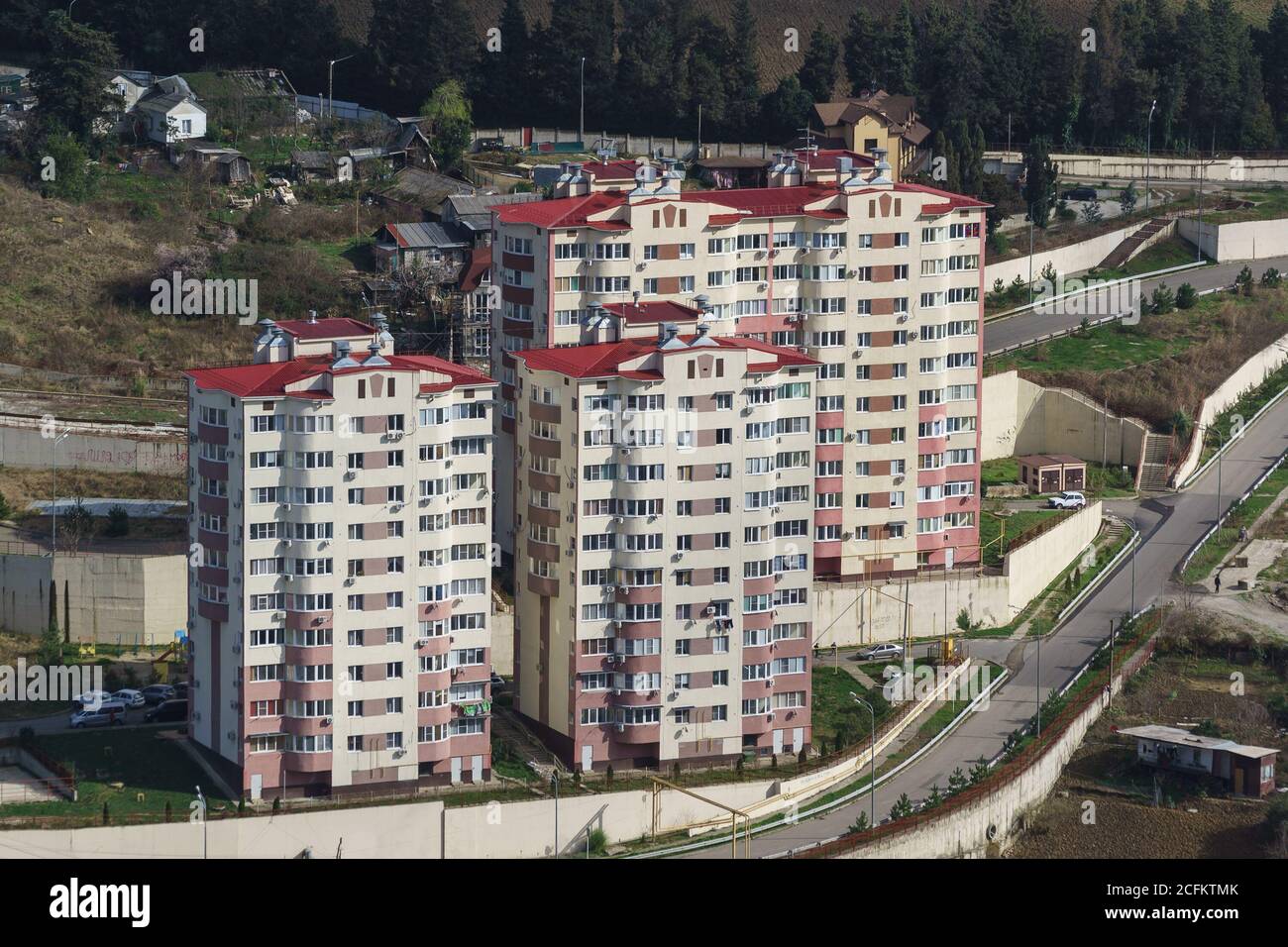 Russia, regione di Krasnodar, Sochi - Marzo 09.2018: Casa cittadina quartiere Jan Fabricius. Tre case a dieci piani Foto Stock