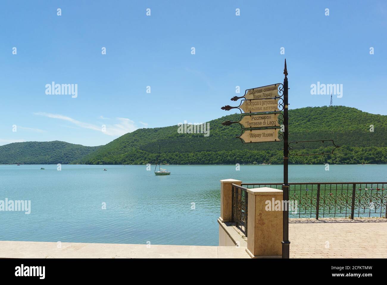 Russia, regione di Krasnodar, Novorossiysk, Abrau-Durso - 12 giugno 2018: Firma sull'argine. L'iscrizione in russo: Una stazione della barca. Tour e tas Foto Stock