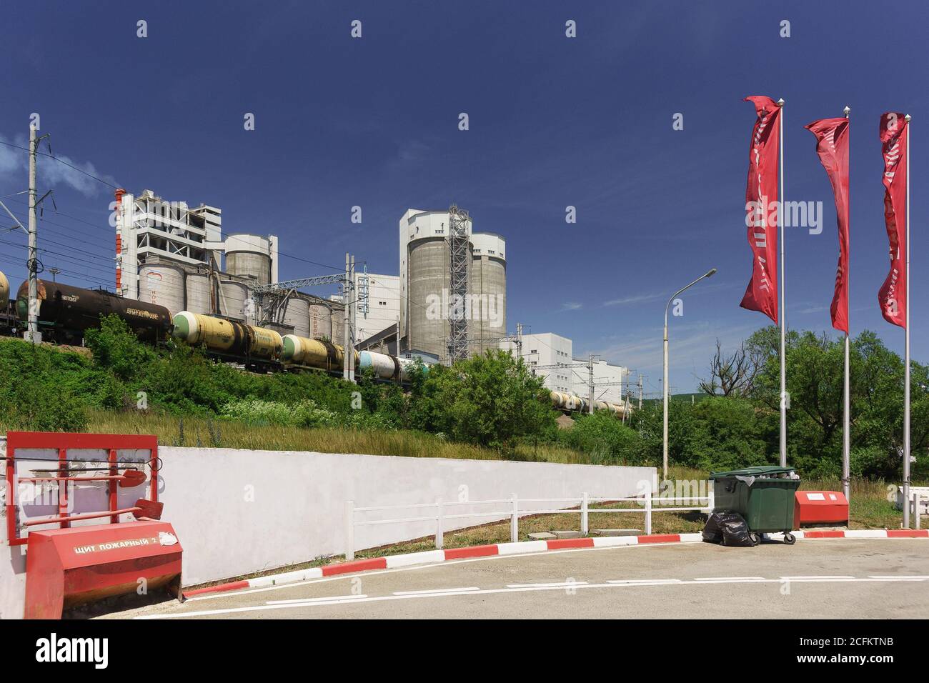 Russia, regione di Krasnodar, insediamento di Verkhnebakansky - 12 giugno 2018: Stazione di gas LUKOIL vicino agli impianti di produzione del cemento Verkhnebakansky Foto Stock