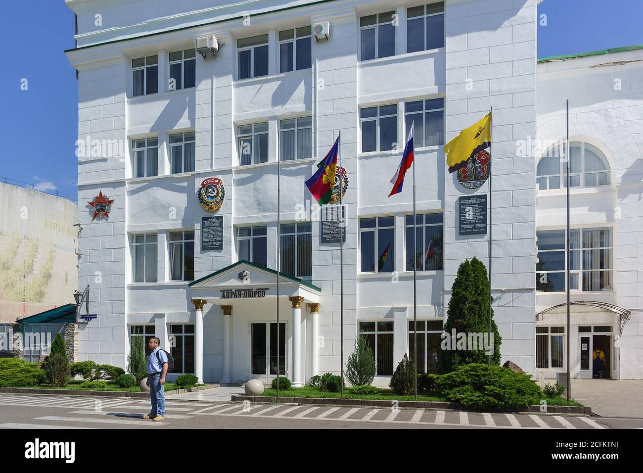Russia, regione di Krasnodar, Novorossiysk, Abrau-Durso villaggio-12 giugno 2018: Ingresso principale al palazzo amministrativo di JSC Abrau-Durso-il famoso Foto Stock