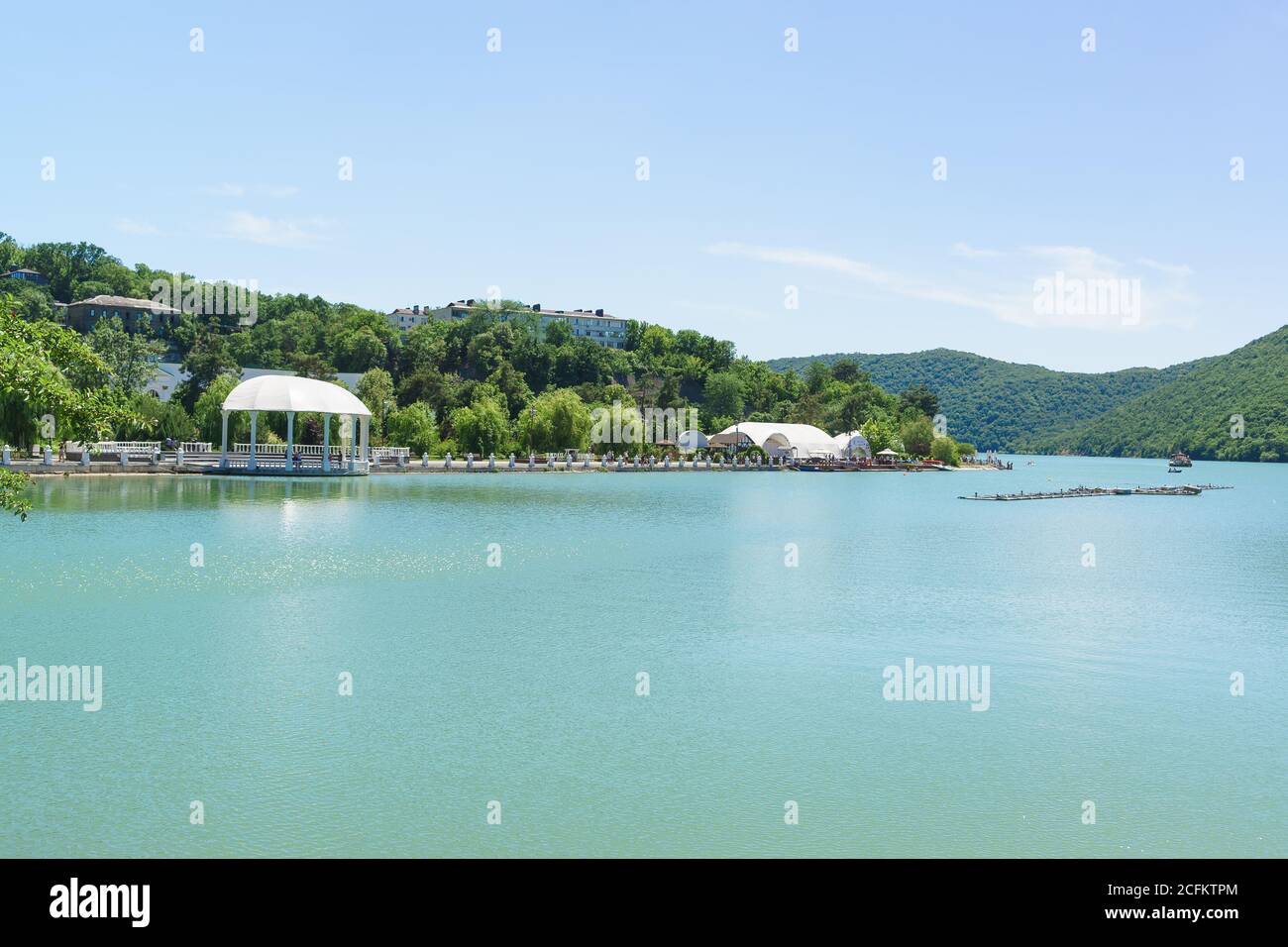 Russia, regione di Krasnodar, Novorossiysk, Abrau-Durso - 12 giugno 2018: Anfiteatro con palcoscenico musicale sull'argine centrale del lago Abrau. Il sereni Foto Stock