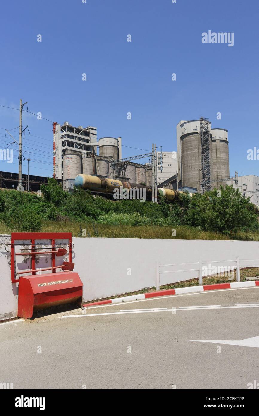 Russia, regione di Krasnodar, insediamento di Verkhnebakansky - 12 giugno 2018: Impianti di produzione di cemento Verkhnebakansky dalla stazione di gas di LUKOIL. S Foto Stock