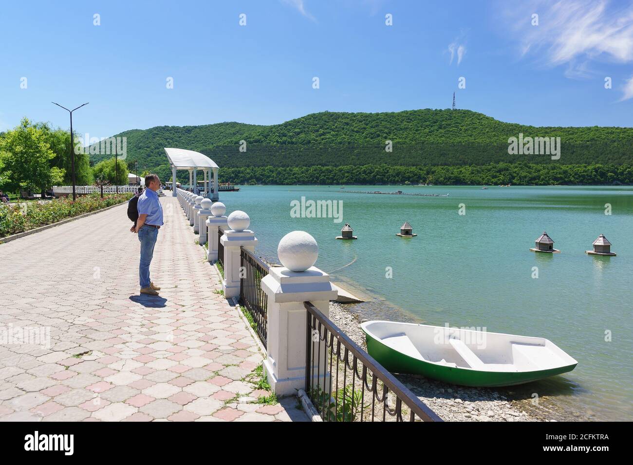 Russia, regione di Krasnodar, Novorossiysk, Abrau-Durso - 12 giugno 2018: Pittoresco argine del lago di montagna Abrau. Estate giorno di sole Foto Stock