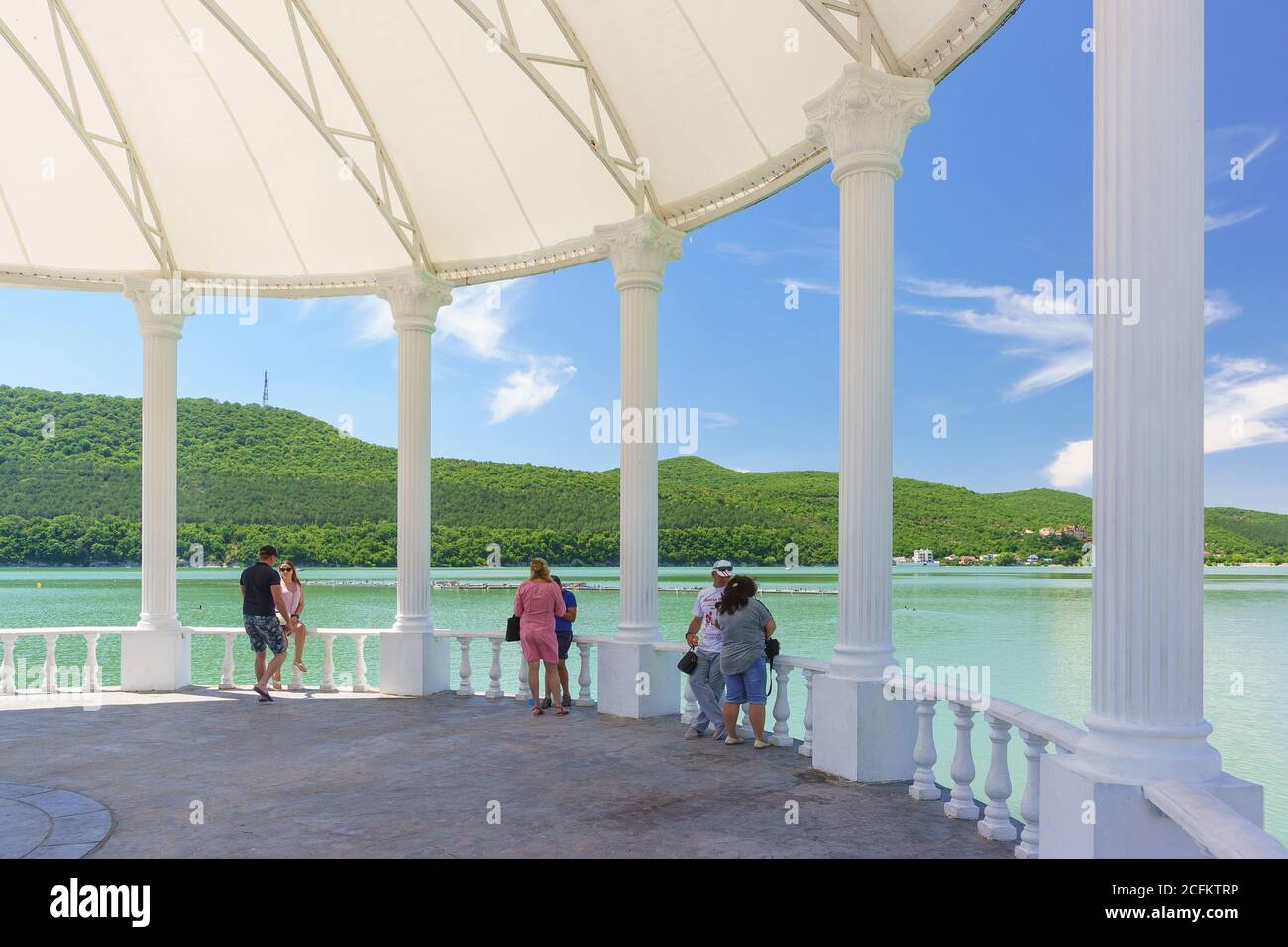 Russia, regione di Krasnodar, Novorossiysk, Abrau-Durso villaggio - 12 giugno 2018: Turisti sul lungomare del pittoresco lago di montagna Abrau. Mus Foto Stock