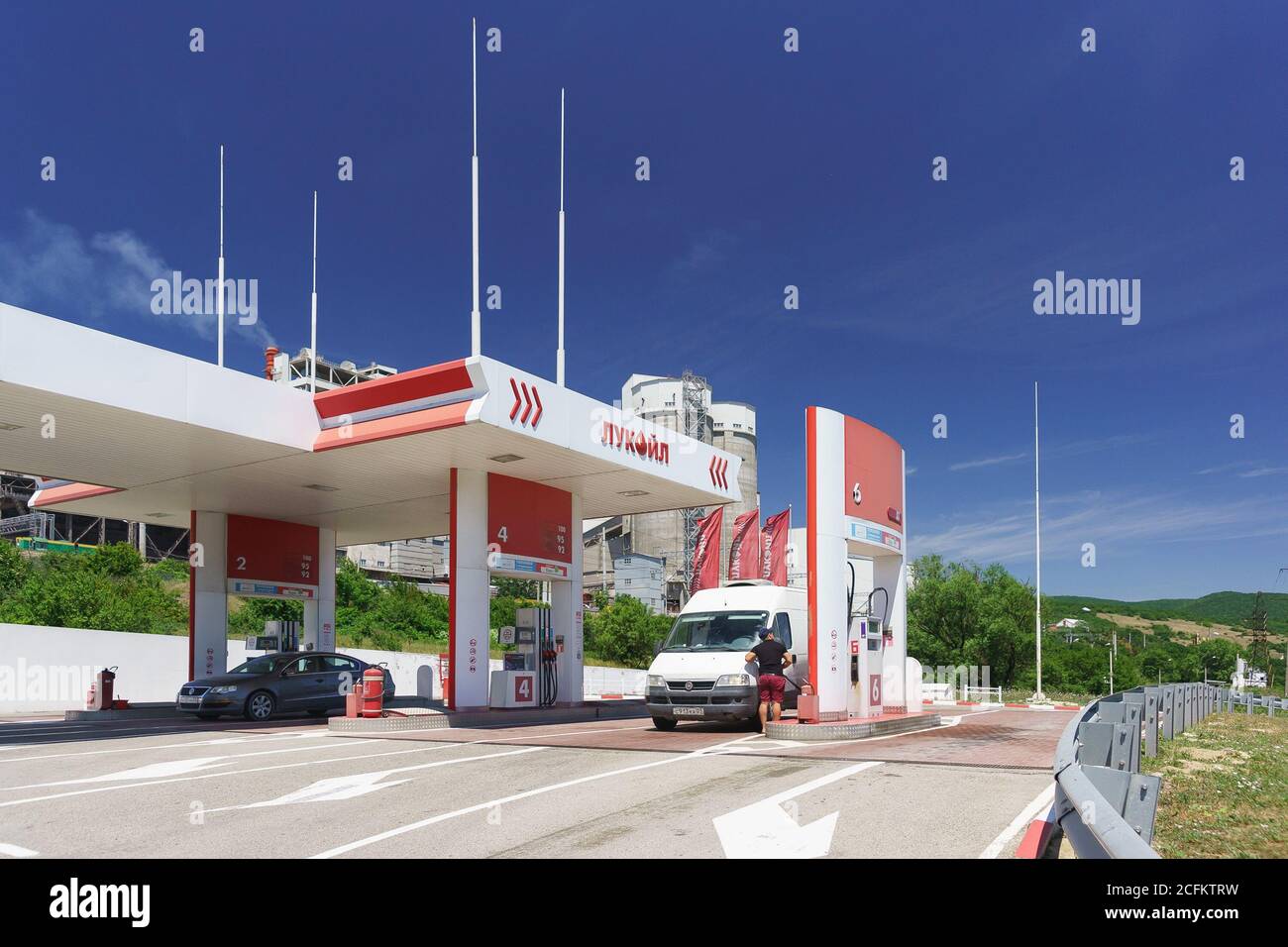 Russia, regione di Krasnodar, insediamento di Verkhnebakansky-12 giugno 2018: Stazione di gas LUKOIL sull'autostrada federale A146 Foto Stock