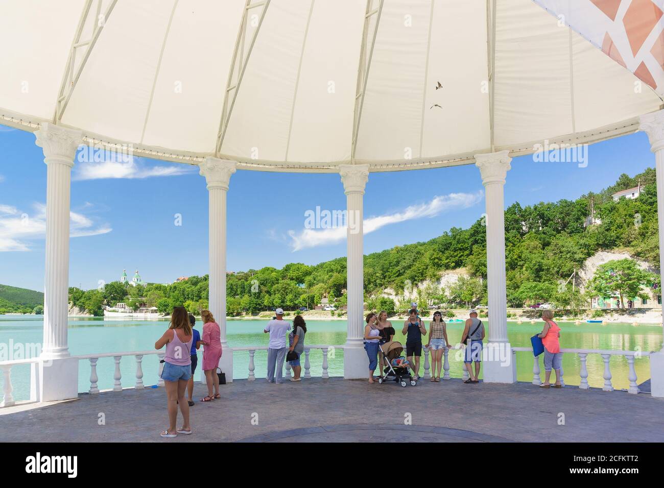 Russia, regione di Krasnodar, Novorossiysk, Abrau-Durso villaggio - 12 giugno 2018: Vacanzieri sulla passeggiata del pittoresco lago di montagna Abrau su un Foto Stock