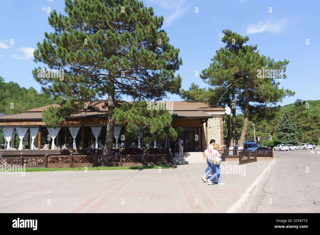 Russia, regione di Krasnodar, Novorossiysk, villaggio di Abrau-Dyurso-12 giugno 2018: Ristorante terrasse de lago nella strada industriale, la casa 18. Somma Foto Stock