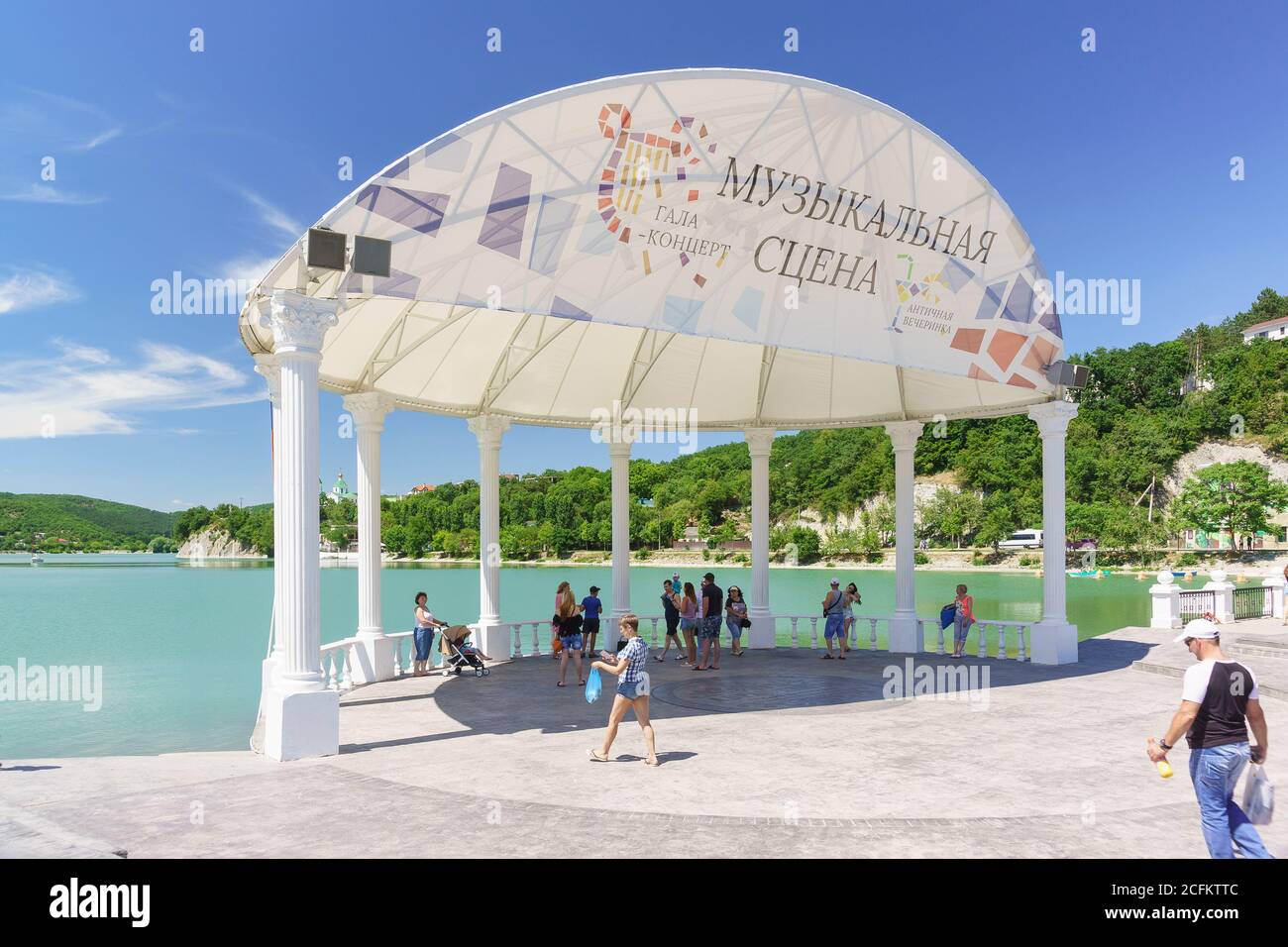 Russia, regione di Krasnodar, Novorossiysk, Abrau-Durso villaggio - 12 giugno 2018: Turisti sul lungomare del pittoresco lago di montagna Abrau. Il Foto Stock