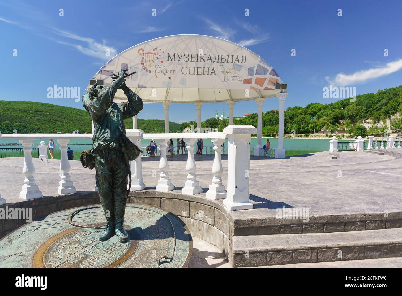 Russia, regione di Krasnodar, Novorossiysk, villaggio di Abrau-Durso - 12 giugno 2018: Scultura dell'eroe Leonid Utesov dal film 'Funny guys'. l'insc Foto Stock