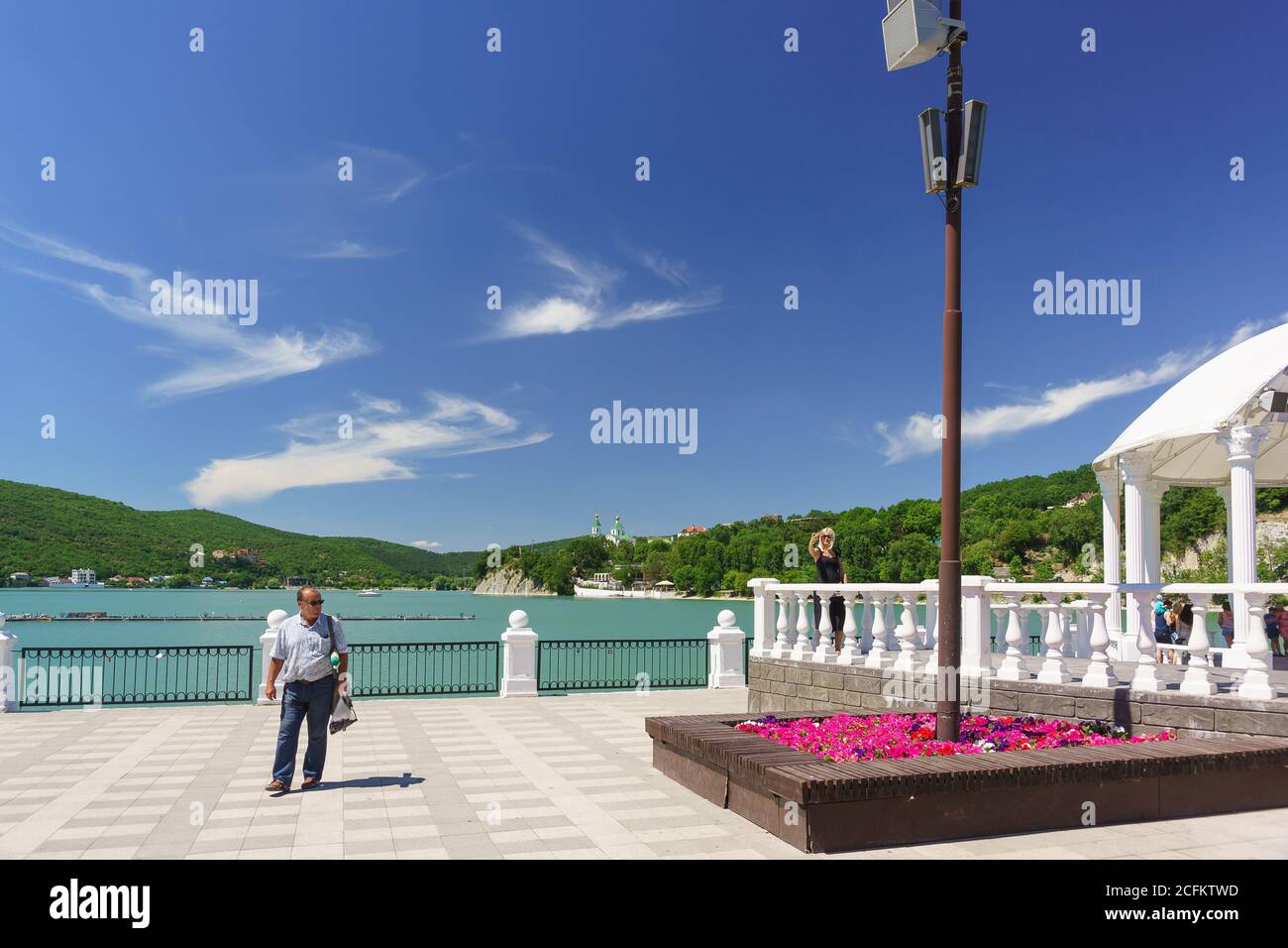 Russia, regione di Krasnodar, Novorossiysk, Abrau-Durso villaggio-12 giugno 2018: Giornata di sole sulla riva del pittoresco lago di montagna Abrau Foto Stock
