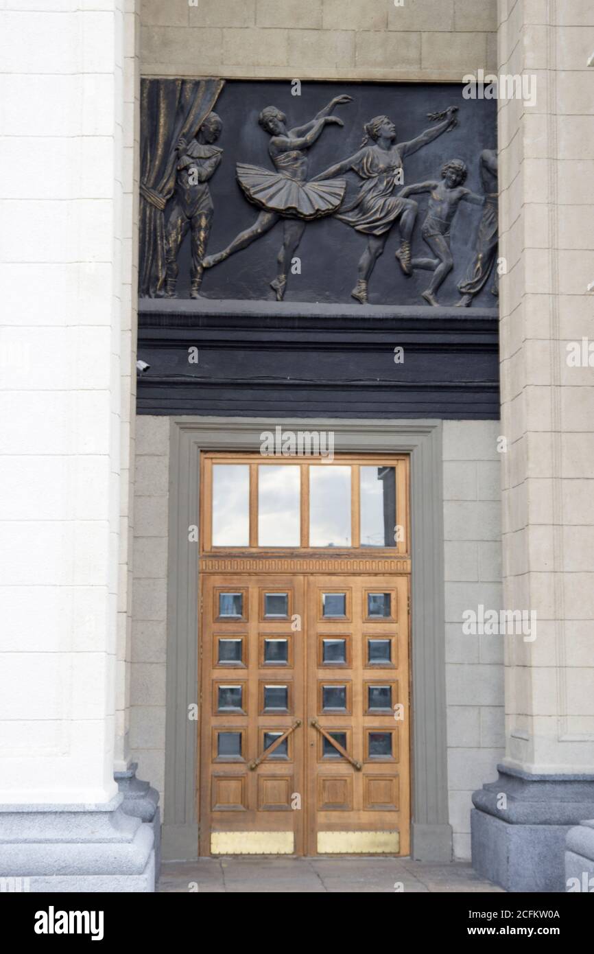 Grandi, belle porte in legno. Ingresso all'edificio monumentale. Stile impero di Stalin. Foto Stock